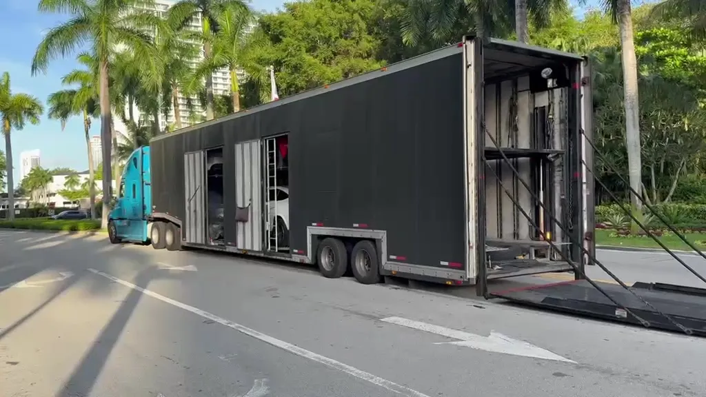 Premium enclosed car shipping and delivery service in action